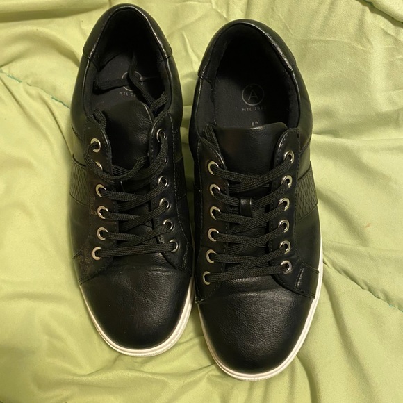 Pennington’s black sneaker - Picture 2 of 5